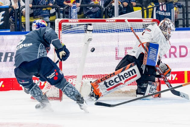 Here, Tobias Rieder of EHC Red Bull Munich, 08, misses a shot against Nico Pertuch, goaltender for Löwen Frankfurt, 01 GER; EHC Red Bull Munich vs. Löwen Frankfurt ice hockey, DEL, 2026–2027 season, Matchday 4, September 27, 2026 Photo: HMB Media, Heike Feiner Copyright: HMBxMedia HeikexFeiner