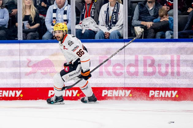 Cameron Brace of the Loewen Frankfurt celebrates his empty-net goal, making the final score 1–4. GER, EHC Red Bull Munich vs. Loewen Frankfurt, ice hockey, DEL, 2026–2027 season, Matchday 4, September 27, 2026. Photo: HMB Media, Heike Feiner Copyright: HMBxMedia HeikexFeiner