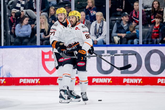 Daniel Pfaffengut of Löwen Frankfurt, 77, celebrates with Cameron Brace of Löwen Frankfurt, 86, whose empty-net goal sealed the 1–4 final score. GER, EHC Red Bull Munich vs. Löwen Frankfurt ice hockey, DEL, 2026–2027 season, Matchday 4, September 27, 2026. Photo: HMB Media, Heike Feiner Copyright: HMBxMedia HeikexFeiner