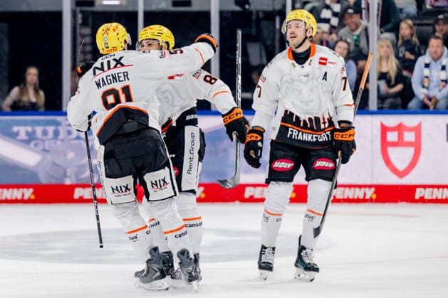 Austin Wagner (Loewen Frankfurt, 91) and Daniel Pfaffengut (Loewen Frankfurt, 77) celebrate with Cameron Brace (Loewen Frankfurt, 86) after his empty-net goal sealed the 1–4 final score in the GER, EHC Red Bull Munich vs. Loewen Frankfurt ice hockey game, DEL, 2026–2027 season, Matchday 4, September 27, 2026. Photo: HMB Media, Heike Feiner Copyright: HMBxMedia HeikexFeiner