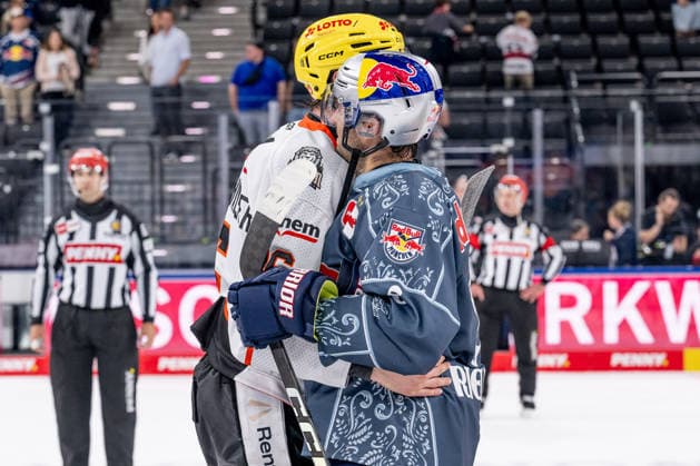 A hug during the post-game handshakes between Tobias Rieder of EHC Red Bull Munich (08) and Konrad Abeltshauser of Löwen Frankfurt (16), GER; EHC Red Bull Munich vs. Löwen Frankfurt ice hockey, DEL, 2026–2027 season, Matchday 4, September 27, 2026 Photo: HMB Media, Heike Feiner Copyright: HMBxMedia HeikexFeiner