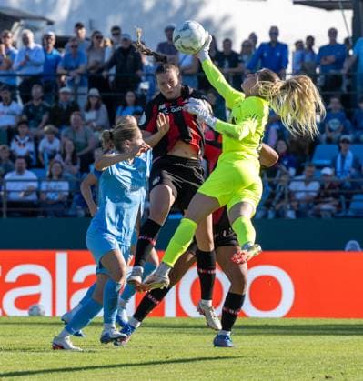 Soccer, Women s, 2026–2027 Season, DFB Cup First Round, FC Viktoria 1889 Berlin vs. Bayer Leverkusen; from left: Lumbardha Misini (Bayer 04 Leverkusen), goalkeeper Michele Tschudin (FC Viktoria 1889 Berlin); September 27, 2026, Copyright: xMatthiasxKochx