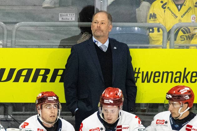 Krefeld, Germany, September 27, 2026 PENNY DEL 2026–2027 Game 4: Krefeld Penguins vs. Schwenninger Wild Wings Pictured: Coach Steve Walker, Schwenningen, YAYLA ARENA, North Rhine-Westphalia Copyright: xFotostandx xGoertzx