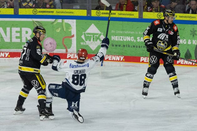 Krefeld, Germany, September 27, 2026 PENNY DEL 2026–2027 Game 4: Krefeld Pinguine vs. Schwenninger Wild Wings Pictured: Goal scorer Kyle Platzer; Schwenningen celebrates the goal that made it 0–1 YAYLA ARENA, North Rhine-Westphalia Copyright: xFotostandx xGoertzx