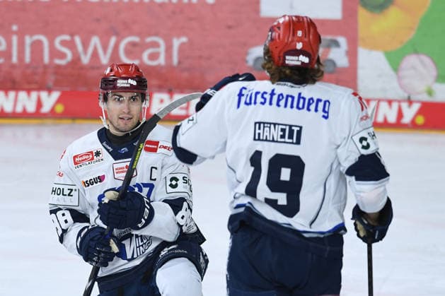Ice Hockey: DEL Matchday 4—Krefeld Pinguine vs. Schwenninger Wild Wings on September 27, 2026, at the Yayla Arena in Krefeld. Celebration of the 0–1 goal scored by Kyle Platzer of Schwenningen. In accordance with the guidelines of the DEL (German Ice Hockey League), the publication and further use of the footage in electronic media and on devices of any kind is not permitted while the game is in progress xRx