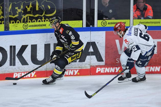 Ice Hockey Penny DEL, Matchday 4: Krefeld Pinguine vs. Schwenninger Wild Wings on September 27, 2026, at the Yayla Arena in Krefeld. Adam Payerl (Krefeld), left: Thomas Schemitsch (Schwenningen); right: In accordance with the regulations of the DEL (German Ice Hockey League), the publication and further use of the footage in electronic media and on devices of any kind during the game in progress is not permitted xRx