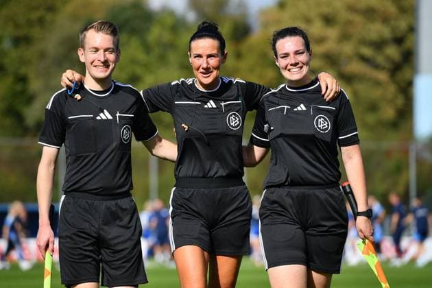 Schalke 04 vs. SGS Essen ** FOR EDITORIAL USE ONLY ** EDITORIAL USE ONLY ** Women s Soccer, DFB Cup, 1st Round: Schalke 04 vs. SGS Essen on September 27, 2026, at the Parkstadion in Gelsenkirchen; Referee: Adrian Mazurkiewicz, left: Nadine Westerhoff, center: Carina Sokolowski, right: Germany, North Rhine-Westphalia, Gelsenkirchen. Copyright ThorstenxTillmann Copyright: ThorstenxTillmann doc87sa84yl9na10s0y5he2 ,EDITORIAL USE ONLY Copyright: ThorstenxTillmann