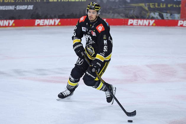 Ice Hockey: DEL Matchday 4—Krefeld Pinguine vs. Schwenninger Wild Wings on September 27, 2026, at the Yayla Arena in Krefeld. Stuart Percy, Krefeld. In accordance with the guidelines of the DEL (German Ice Hockey League), the publication and further use of the footage in electronic media and ondevices of any kind is not permitted while the game is in progress xRx