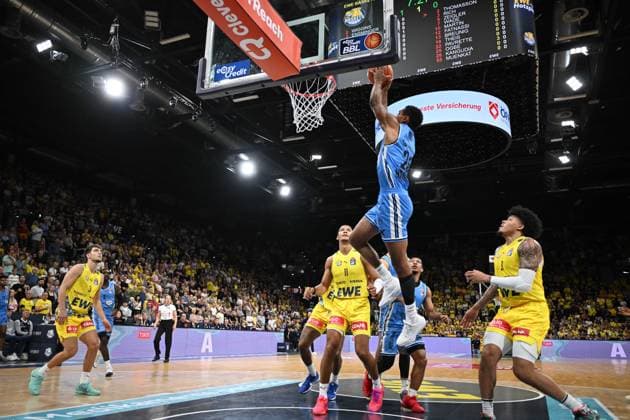 September 27, 2026, Germany, Basketball, Bundesliga Matchday 3, 2026–2027 Season, Oldenburg, EWE Arena, EWE Baskets Oldenburg vs. Veolia Towers Hamburg Kenneth OGBE, Veolia Towers Hamburg, 25; Nicholas TISCHLER, EWE Baskets Oldenburg, 11; Tylan POPE, EWE Baskets Oldenburg, 9; Oldenburg, EWE Arena, Lower Saxony, Germany Copyright: xnordphotoxGmbHx xRojahnx