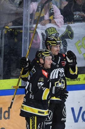 Hockey: DEL Matchday 4—Krefeld Pinguine vs. Schwenninger Wild Wings on September 27, 2026, at the Yayla Arena in Krefeld. Celebration of the 1-1 goal by Adam Payerl (Krefeld). In accordance with the guidelines of the DEL (German Ice Hockey League), the publication and furtherof the footage in electronic media and on devices of any kind is not permitted during the game in progress xRx