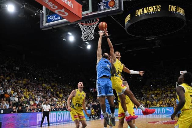 September 27, 2026, GER, Basketball, Bundesliga, Matchday 3, 2026–2027 Season, Oldenburg, EWE Arena, EWE Baskets Oldenburg vs. Veolia Towers Hamburg Martin BREUNING Veolia Towers Hamburg 13 Nicholas TISCHLER EWE Baskets Oldenburg 11 Oldenburg EWE Arena Lower Saxony Germany Copyright: xnordphotoxGmbHx xRojahnx