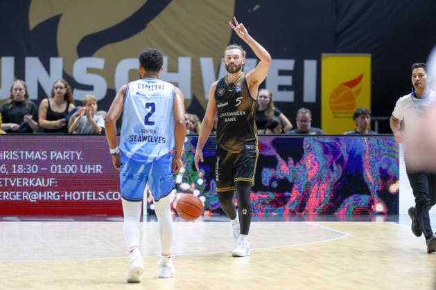 September 27, 2026, xgox, easyCredit BBL Basketball, Basketball: Löwen Braunschweig vs. Rostock Seawolves on emspor, from left: Devin Askew (Braunschweig), 5 with the ball, handling the ball (Braunschweig)
