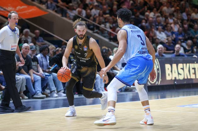 September 27, 2026, xgox, Basketball easyCredit BBL, Basketball Löwen Braunschweig vs. Rostock Seawolves emspor, from left: Devin Askew (Braunschweig), 5, Zach Copeland (Rostock), Dominic Lockhart (Rostock), 3, one-on-one, duel, battle, tackle (Braunschweig)