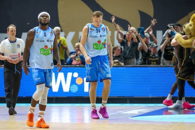 September 27, 2026, xgox, Basketball easyCredit BBL, Basketball Löwen Braunschweig vs. Rostock Seawolves emspor, from left: Artur Konontsuk (Rostock), 34, looking disappointed, looking downcast, disappointed (Braunschweig)