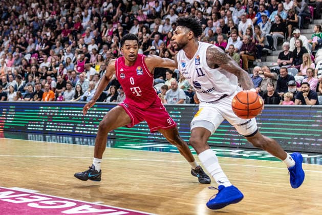 Former SYNTAINICS MBC player Marcus Foster (Telekom Baskets Bonn), 00 vs. Anthony Gaines (SYNTAINICS MBC), 11 Telekom Baskets Bonn vs. SYNTAINICS MBC, Basketball, easy Credit BBL, Matchday 3, 2026–2027, September 27, 2026 Telekom Baskets Bonn vs. SYNTAINICS MBC, Basketball, easyCredit BBL, Matchday 3, 2026–2027, September 27, 2026 Bonn Copyright: xEibner-Pressefoto GerhardxWingenderx EP_GWR
