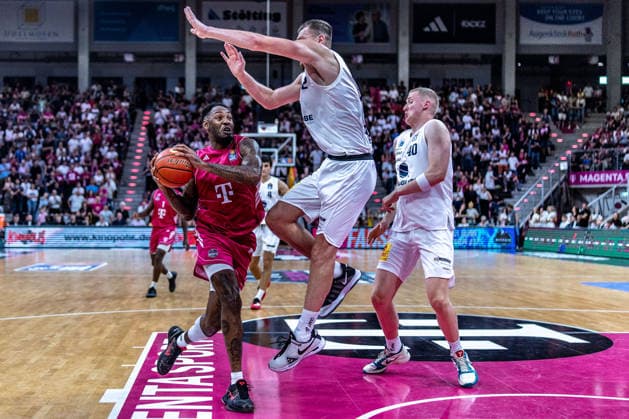 Jeff Garrett Jr. (Telekom Baskets Bonn), 04 vs. Borisa Simanic (SYNTAINICS MBC), 22, Collin Welp (SYNTAINICS MBC), 40; Telekom Baskets Bonn vs. SYNTAINICS MBC, Basketball, easy Credit BBL, Matchday 3, 2026–2027, September 27, 2026, Telekom Baskets Bonn vs. SYNTAINICS MBC, Basketball, easyCredit BBL, Matchday 3, 2026–2027, September 27, 2026, Bonn Copyright: xEibner-Pressefoto GerhardxWingenderx EP_GWR