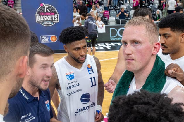 The SYNTAINICS MBC players stand together, disappointed after the loss. Telekom Baskets Bonn vs. SYNTAINICS MBC, Basketball, easy Credit BBL, Matchday 3, 2026–2027, September 27, 2026 Telekom Baskets Bonn vs. SYNTAINICS MBC, Basketball, easyCredit BBL, Matchday 3, 2026–2027, September 27, 2026 Bonn Copyright: xEibner-Pressefoto GerhardxWingenderx EP_GWR