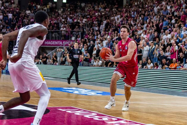 Grayson Murphy, Telekom Baskets Bonn, 07 vs. Boris Clyburn, SYNTAINICS MBC, 21 Telekom Baskets Bonn vs. SYNTAINICS MBC, Basketball, easy Credit BBL, Matchday 3, 2026–2027, September 27, 2026 Telekom Baskets Bonn vs. SYNTAINICS MBC, Basketball, easyCredit BBL, Matchday 3, 2026–2027, September 27, 2026 Bonn Copyright: xEibner-Pressefoto GerhardxWingenderx EP_GWR