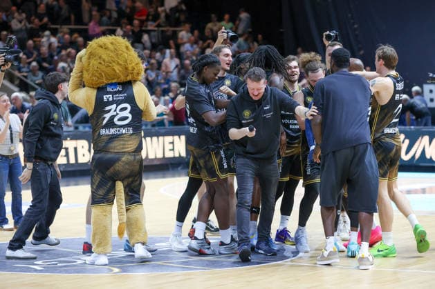 September 27, 2026, xgox, Basketball easyCredit BBL, Basketball Löwen Braunschweig vs. Rostock Seawolves emspor, from left: Braunschweig celebrating the victory, Braunschweig celebrating after the game