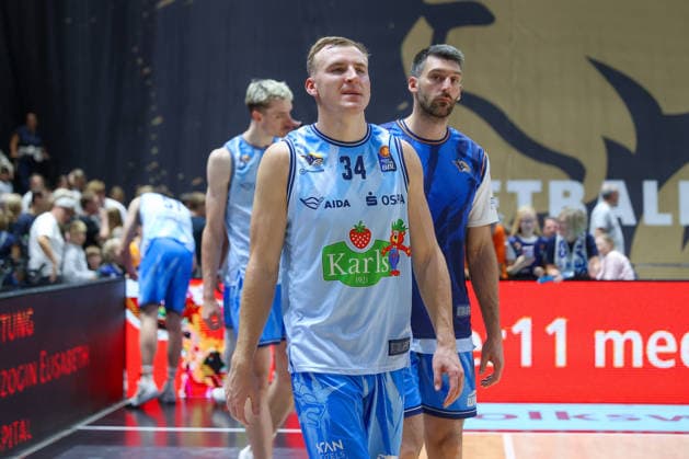 September 27, 2026, xgox, Basketball easyCredit BBL, Basketball Löwen Braunschweig vs. Rostock Seawolves emspor, from left: Artur Konontsuk (Rostock), 34, looks disappointed, looks dejected, looks downcast, disappointed Braunschweig