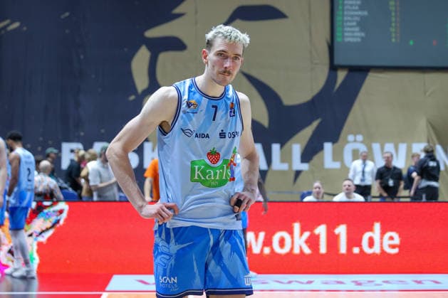 September 27, 2026, xgox, Basketball easyCredit BBL, Basketball Löwen Braunschweig vs. Rostock Seawolves emspor, from left: Philipp Hartwich (Rostock), 7 (disappointed), looking disappointed, dejected, disappointed (Braunschweig)