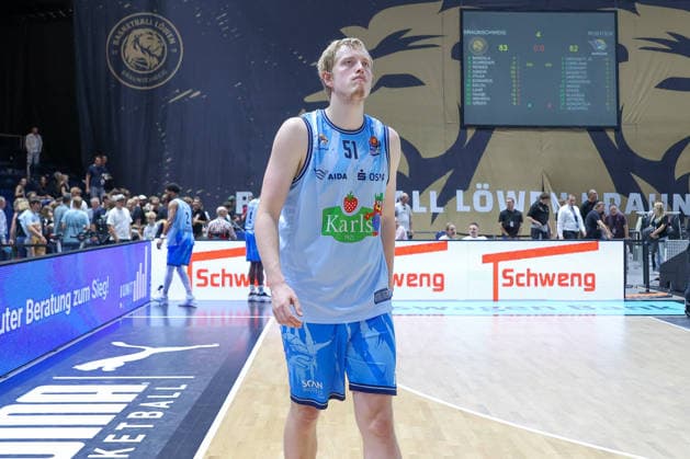 September 27, 2026, xgox, Basketball easyCredit BBL, Basketball Löwen Braunschweig vs. Rostock Seawolves emspor, from left: Bent Leuchten Rostock, 51, looks disappointed, looks downcast, disappointed Braunschweig