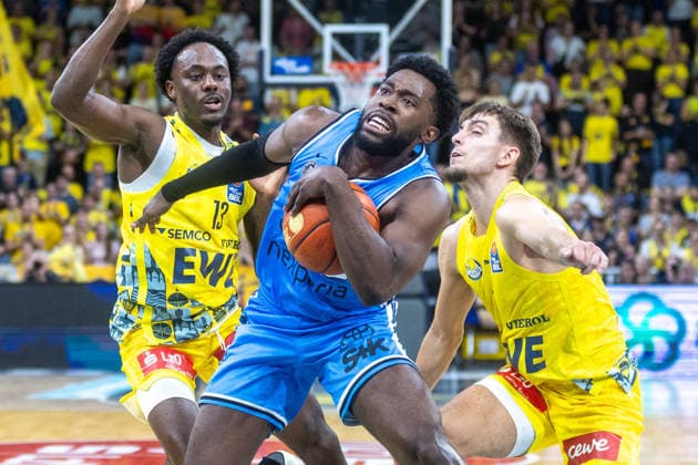 Oldenburg, Lower Saxony, Germany, September 27, 2026, Noah Thomasson (center), Veolia Towers Hamburg; JaQualyn Gilbreath (left), EWE Baskets Oldenburg; and Zachary Ensminger (right), EWE Baskets Oldenburg. EWE Baskets Oldenburg vs. Veolia Towers Hamburg. Basketball 1. Basketball Bundesliga. 2026–2027 season, Matchday 3, Grosse EWE Arena: EWE Baskets Oldenburg vs. Veolia Towers Hamburg www.andreas-burmann.de