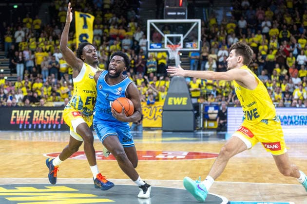 Oldenburg, Lower Saxony, Germany, September 27, 2026, Noah Thomasson (center), Veolia Towers Hamburg; JaQualyn Gilbreath (left), EWE Baskets Oldenburg; and Zachary Ensminger (right), EWE Baskets Oldenburg. EWE Baskets Oldenburg vs. Veolia Towers Hamburg. Basketball 1. Basketball Bundesliga. 2026–2027 season, Matchday 3, Grosse EWE Arena, EWE Baskets Oldenburg vs. Veolia Towers Hamburg www.andreas-burmann.de