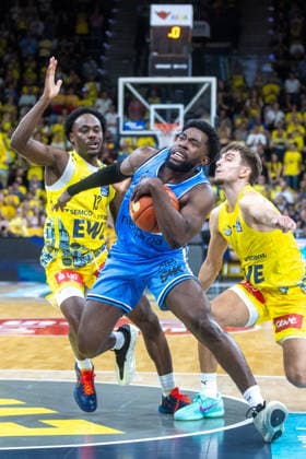 Oldenburg, Lower Saxony, Germany, September 27, 2026, Noah Thomasson (center), Veolia Towers Hamburg; JaQualyn Gilbreath (left), EWE Baskets Oldenburg; and Zachary Ensminger (right), EWE Baskets Oldenburg. EWE Baskets Oldenburg vs. Veolia Towers Hamburg. Basketball 1. Basketball Bundesliga. 2026–2027 season, Matchday 3, Grosse EWE Arena, EWE Baskets Oldenburg vs. Veolia Towers Hamburg www.andreas-burmann.de
