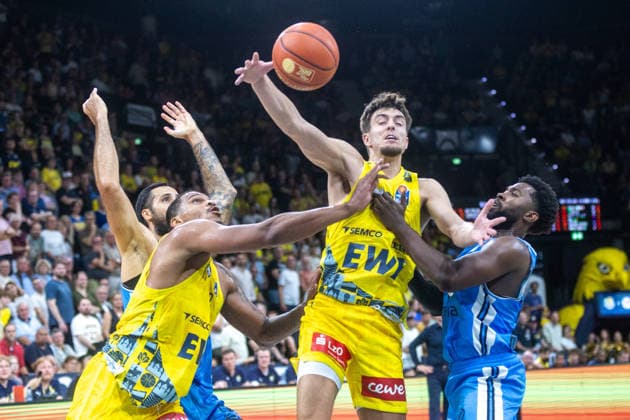 Oldenburg, Lower Saxony, Germany, September 27, 2026, Zachary Ensminger (center), EWE Baskets Oldenburg; Osaro Rich Igbineweka (right), Veolia Towers Hamburg; Demajeo Wiggins (left), EWE Baskets Oldenburg and Martin Breunig (left), Veolia Towers Hamburg; EWE Baskets Oldenburg vs. Veolia Towers Hamburg; Basketball 1; Basketball Bundesliga; 2026–2027 season; Matchday 3; Grosse EWE Arena; EWE Baskets Oldenburg vs. Veolia Towers Hamburg www.andreas-burmann.de