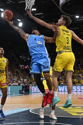 September 27, 2026, GER, Basketball, Bundesliga Matchday 3, 2026–2027 Season, Oldenburg, EWE Arena, EWE Baskets Oldenburg vs. Veolia Towers Hamburg Zakai ZEIGLER Veolia Towers Hamburg 5 Zach ENSMINGER EWE Baskets Oldenburg 3 Oldenburg EWE Arena Lower Saxony Germany Copyright: xnordphotoxGmbHx xRojahnx