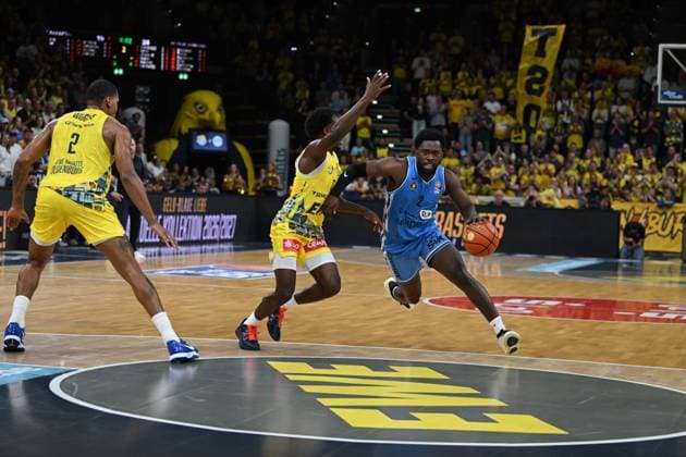 September 27, 2026, GER, Basketball, Bundesliga Matchday 3, 2026–2027 Season, Oldenburg, EWE Arena, EWE Baskets Oldenburg vs. Veolia Towers Hamburg Noah THOMASSON, Veolia Towers Hamburg, 2; Ja Qualyn GILBREATH, EWE Baskets Oldenburg, 13; Demajeo WIGGINS, EWE Baskets Oldenburg, 2; Oldenburg, EWE Arena, Lower Saxony, Germany Copyright: xnordphotoxGmbHx xRojahnx