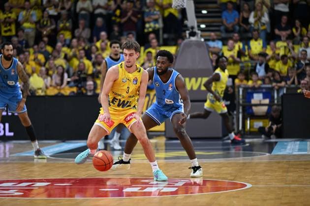 September 27, 2026, GER, Basketball, Bundesliga Matchday 3, 2026–2027 Season, Oldenburg, EWE Arena, EWE Baskets Oldenburg vs. Veolia Towers Hamburg Zach ENSMINGER EWE Baskets Oldenburg 3 Noah THOMASSON Veolia Towers Hamburg 2 Oldenburg EWE Arena Lower Saxony Germany Copyright: xnordphotoxGmbHx xRojahnx
