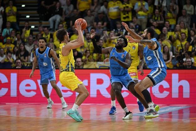 September 27, 2026, Germany, Basketball, Bundesliga Matchday 3, 2026–2027 Season, Oldenburg, EWE Arena, EWE Baskets Oldenburg vs. Veolia Towers Hamburg Noah THOMASSON Veolia Towers Hamburg 2 Zach ENSMINGER EWE Baskets Oldenburg 3 Martin BREUNING Veolia Towers Hamburg 13 Oldenburg EWE Arena Lower Saxony Germany Copyright: xnordphotoxGmbHx xRojahnx