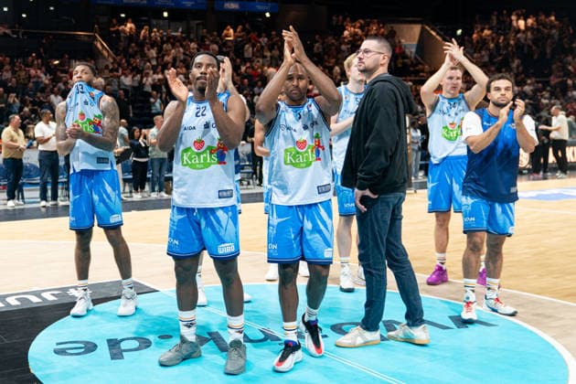 Todd Withers 33 Rostock Seawolves, Jonathan Stove 22 Rostock Seawolves, DeAndre Lansdowne 9 Rostock Seawolves, Bent Leuchten 51 Rostock Seawolves, Arthur Konontsuk No. 34, Rostock Seawolves, and his teammates thank the fans after the final buzzer GER, Basketball: Löwen Braunschweig vs. Rostock Seawolves, Basketball, easyCredit BBL, Week 3, 2026–27 season, September 27, 2026 GER, Basketball: Löwen Braunschweig vs. Rostock Seawolves, Basketball, easyCredit BBL, Week 3, 2026–27 season, September 27, 2026 Braunschweig Copyright: xEibner-Pressefoto DanielxREINELTx EP_DRT