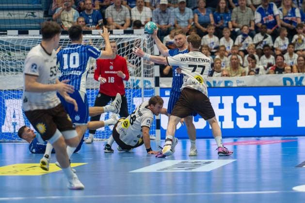 Johannes Wasielewski, backcourt player, Bergischer Handball Club 06 77; Bertram Obling, goalkeeper, VfL Gummersbach 16, Alex Dujshebaev, backcourt player, VfL Gummersbach 10, VfL Gummersbach vs. Bergischer Handball Club 06, Opel Handball Bundesliga, Men, Matchday 6, September 27, 2026, Gummersbach, North Rhine-Westphalia, Germany Copyright: xkolbert-press MartinxWdziecznyx