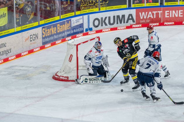 Joacim Eriksson, Schwenninger Wild Wings, 60 saves against Adam Payerl, Krefeld Pinguine, 90 Krefeld Pinguine vs. Schwenninger Wild Wings, Ice Hockey, PENNY DEL, Matchday 4, 2026–2027 Season, September 27, 2026, Krefeld Pinguine vs. Schwenninger Wild Wings, Ice Hockey, PENNY DEL, Matchday 4, 2026–2027 Season, September 27, 2026, Krefeld Copyright: xEibner-Pressefoto LukasxBaldygax EP_LBA