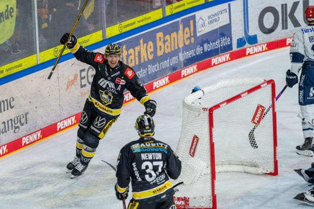 Adam Payerl of the Krefeld Pinguine, 90, celebrates his goal to tie the game at 1–1 in the first period of the Krefeld Pinguine vs. Schwenninger Wild Wings game, ice hockey, PENNY DEL, Matchday 4, 2026–2027 season, September 27, 2026: Krefeld Pinguine vs. Schwenninger Wild Wings, ice hockey, PENNY DEL, Matchday 4, 2026–2027 season, September 27, 2026: Krefeld Copyright: xEibner-Pressefoto LukasxBaldygax EP_LBA