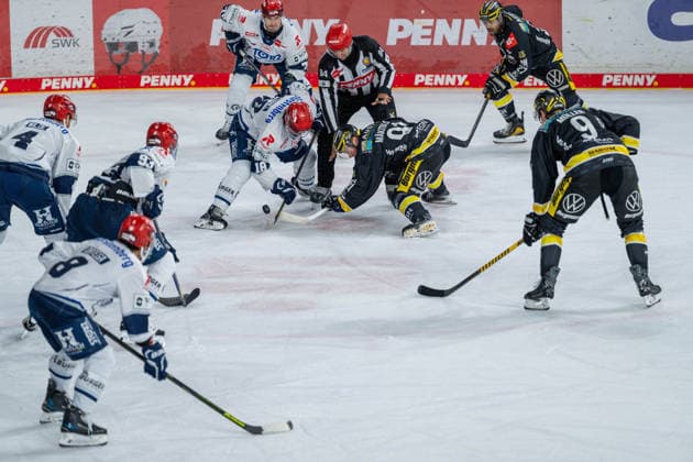 Faceoff between Eric Cornel of the Schwenninger Wild Wings, No. 18, and Roope Makitalo of the Krefeld Pinguine, No. 91. Krefeld Pinguine vs. Schwenninger Wild Wings, ice hockey, PENNY DEL, Matchday 4, 2026–2027 season, September 27, 2026 Krefeld Pinguine vs. Schwenninger Wild Wings, ice hockey, PENNY DEL, Matchday 4, 2026–2027 season, September 27, 2026 Krefeld Copyright: xEibner-Pressefoto LukasxBaldygax EP_LBA
