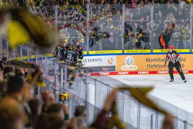Goal celebration by the Krefeld Pinguine after the 2-1 score in the first period of the Krefeld Pinguine vs. Schwenninger Wild Wings game, ice hockey, PENNY DEL, Matchday 4, 2026–2027 season, September 27, 2026, Krefeld Pinguine vs. Schwenninger Wild Wings, ice hockey, PENNY DEL, Matchday 4, 2026–2027 season, September 27, 2026, Krefeld Copyright: xEibner-Pressefoto LukasxBaldygax EP_LBA