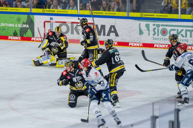 Juha Jatkola, Krefeld Pinguine, 32, makes a save with his glove. Krefeld Pinguine vs. Schwenninger Wild Wings, ice hockey, PENNY DEL, Matchday 4, 2026–2027 season, September 27, 2026 Krefeld Pinguine vs. Schwenninger Wild Wings, Ice Hockey, PENNY DEL, Matchday 4, 2026–2027 Season, September 27, 2026 Krefeld Copyright: xEibner-Pressefoto LukasxBaldygax EP_LBA