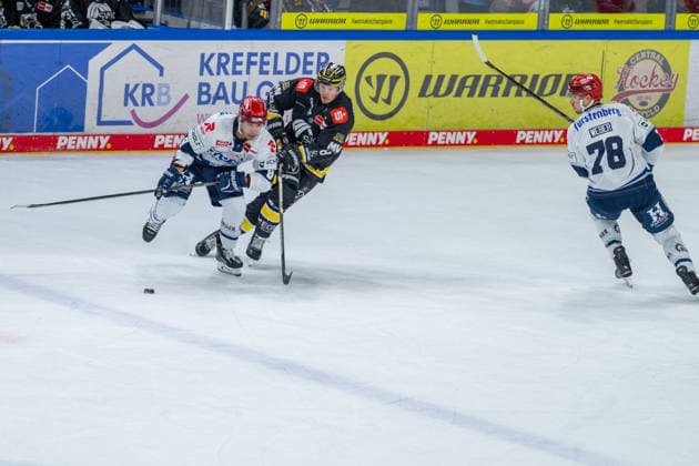Austin Ortega of the Schwenninger Wild Wings, No. 08, in a one-on-one battle with Max Gildon of the Krefeld Pinguine, 08, Will Weber of the Schwenninger Wild Wings, 78 Krefeld Pinguine vs. Schwenninger Wild Wings, ice hockey, PENNY DEL, Matchday 4, 2026–2027 season, September 27, 2026, Krefeld Pinguine vs. Schwenninger Wild Wings, Ice Hockey, PENNY DEL, Matchday 4, 2026–2027 Season, September 27, 2026, Krefeld Copyright: xEibner-Pressefoto LukasxBaldygax EP_LBA