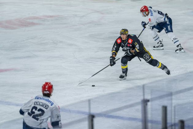 Daniel Bruch, Krefeld Pinguine, 26: A dynamic run with the puck. Krefeld Pinguine vs. Schwenninger Wild Wings, ice hockey, PENNY DEL, Matchday 4, 2026–2027 season, September 27, 2026, Krefeld Pinguine vs. Schwenninger Wild Wings, ice hockey, PENNY DEL, Matchday 4, 2026–2027 season, September 27, 2026, Krefeld Copyright: xEibner-Pressefoto LukasxBaldygax EP_LBA