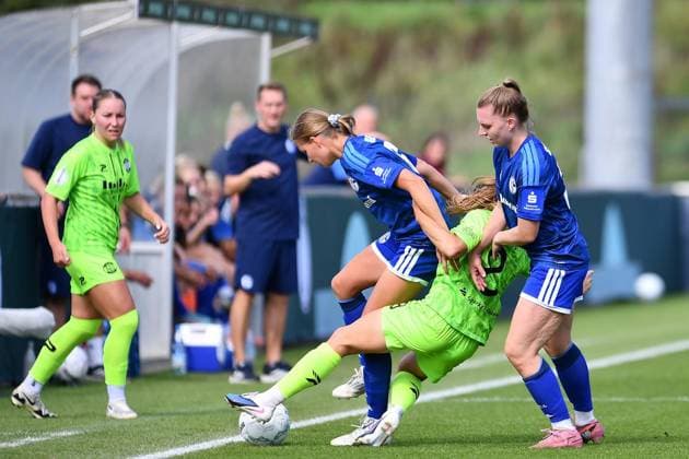 Schalke 04 vs. SGS Essen ** FOR EDITORIAL USE ONLY ** EDITORIAL USE ONLY ** Women’s Soccer, DFB Cup, 1st Round: Schalke 04 vs. SGS Essen on September 27, 2026, at the Parkstadion in Gelsenkirchen. Pia Sophie Rybacki (Schalke 04), left: Antonia Baaß (SGS Essen), center: Maike Berentzen (Schalke 04), right: Germany, North Rhine-Westphalia, Gelsenkirchen. Copyright ThorstenxTillmann Copyright: ThorstenxTillmann doc87sai9goh47yok6ddpg ,EDITORIAL USE ONLY Copyright: ThorstenxTillmann