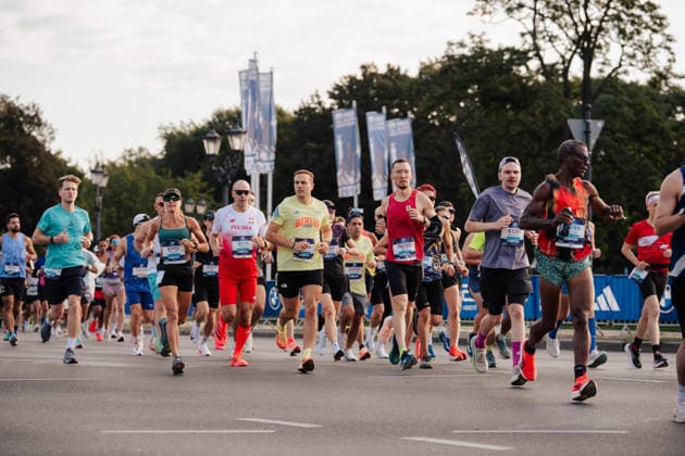 27.09.26, BMW Berlin Marathon 2026, Berlin Runners move along the course during the BMW Berlin-Marathon in Berlin, Germany. Berlin Berlin BE Deutschland