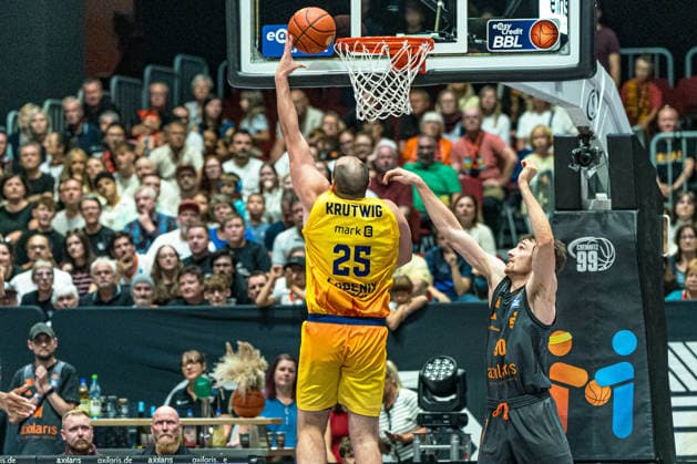 Chemnitz, Germany, September 27, 2026, 1 BBL 2026–2027, Game 3: Chemnitz Niners vs. Phoenix Hagen. Pictured, from left, in a one-on-one matchup: Cameron Krutwig (Hagen) and Jannis von Seckendorff (Niners). Copyright: xFotostandx xNachtigallx