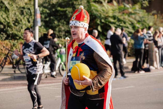 27.09.26, BMW Berlin Marathon 2026, Berlin A runner dressed in a king costume with a crown, cape, and scepter carries a yellow ball while participating in the BMW Berlin-Marathon in Berlin, Germany. Berlin Berlin BE Deutschland