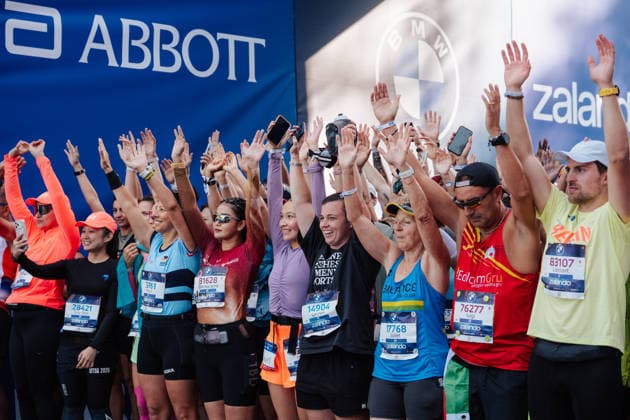 27.09.26, BMW Berlin Marathon 2026, Berlin A group of runners raise their arms in the air while gathered at the starting line of the BMW Berlin-Marathon in Berlin, Germany. Berlin Berlin BE Deutschland
