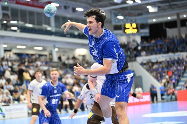 September 27, 2026, GER, Handball, Men s, Opel HBL, 2026–2027 Season, Matchday 6, VfL Gummersbach vs. Bergischer HC Nikola Roganovic, VfL Gummersbach 23, with a shot on goal. DFB and DFL regulations prohibit any use of photographs as image sequences and or quasi-video. Gummersbach, SCHWALBE Arena, NRW, Germany Copyright: xNordphoto Meuterx