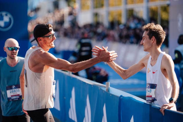 27.09.26, BMW Berlin Marathon 2026, Berlin Jan Frodeno shakes hands with a fellow runner during the BMW Berlin-Marathon in Berlin, Germany. Berlin Berlin BE Deutschland